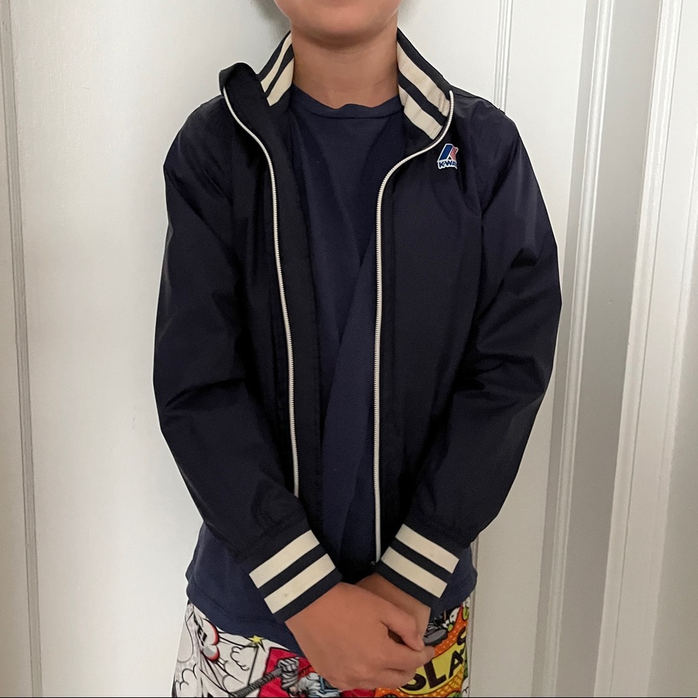 Perfect for fall- Great looking K-Way zip up navy jacket with pockets